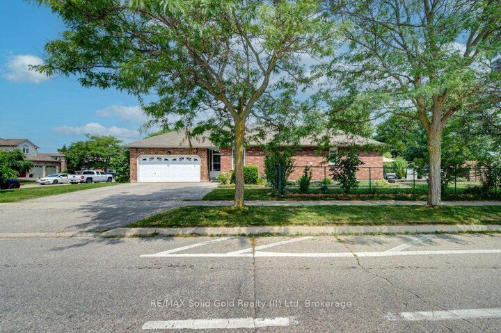 Property Photo:  330 Lake Louise Boulevard  ON N2V 2H4 