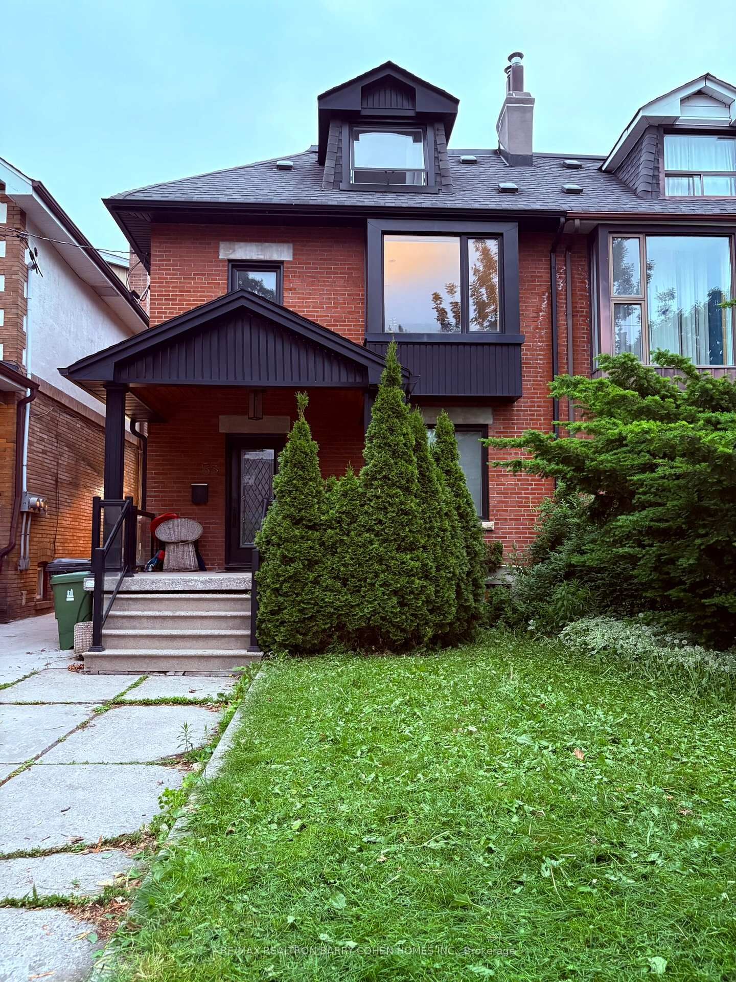 Photo de la propriété: 53 Highview Crescent Upper ON M6H 2Y3