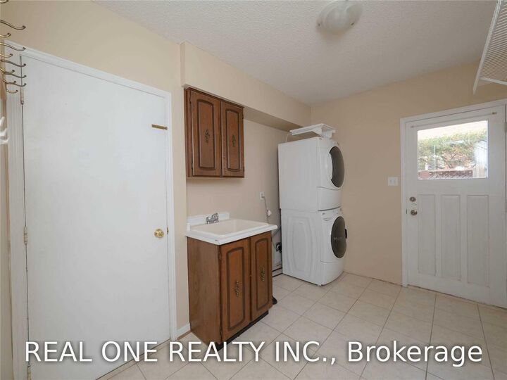 Property Photo: 1520 Greenridge Circle ON L6M 2J4