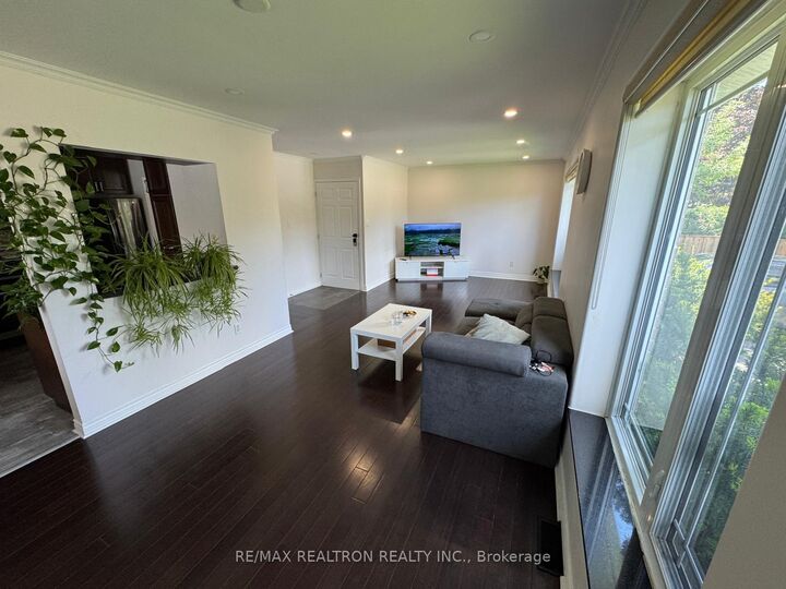 Property Photo:  93 Aurora Heights Drive Main Floor  ON L4G 2X1 