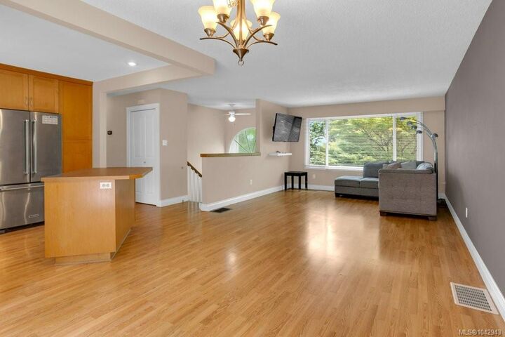 Property Photo: 785 Parkview Dr BC V9R 5T9