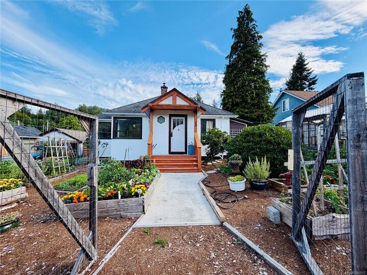 Property Photo: 40 Hemlock St BC V0R 2G0