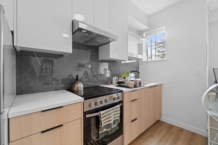 Property Photo: 237 Ridgeway Avenue 5 BC V7L 0H6