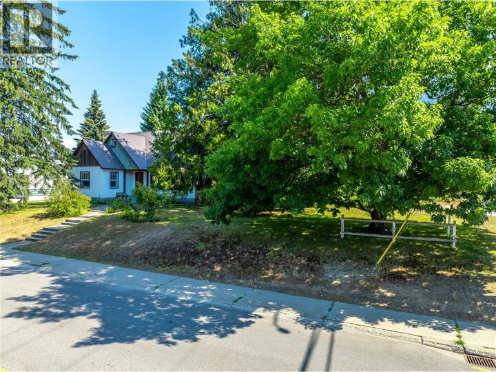 Property Photo: 422 Ninth Street East BC V0E 2S0