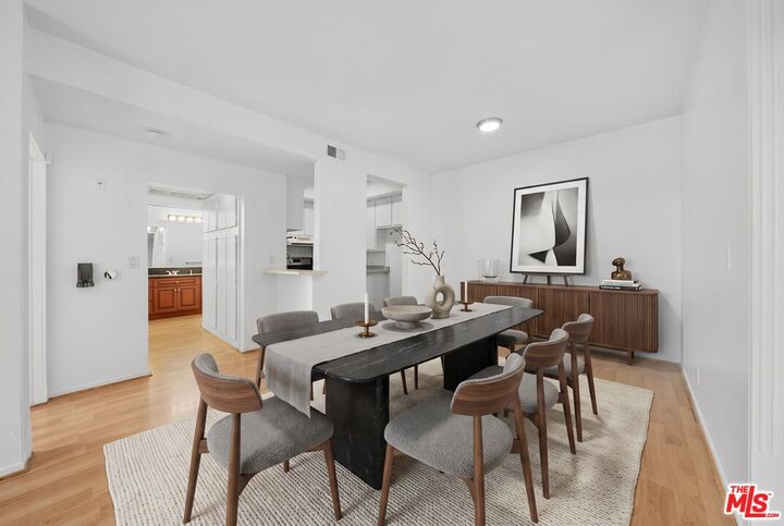 Property Photo:  533 S St Andrews Pl, Unit 203  CA 90020 