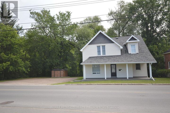 447 Raglan Street South — photo 1