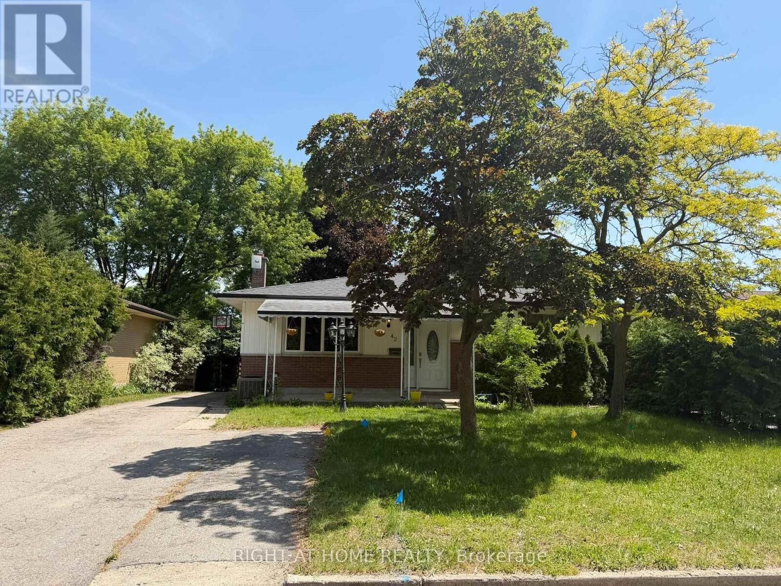 Property Photo: 42 Oneida Road ON N5V 2X1