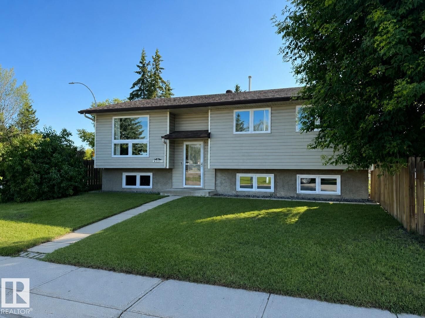 Property Photo:  9209 80 Street  AB T8L 3R3 