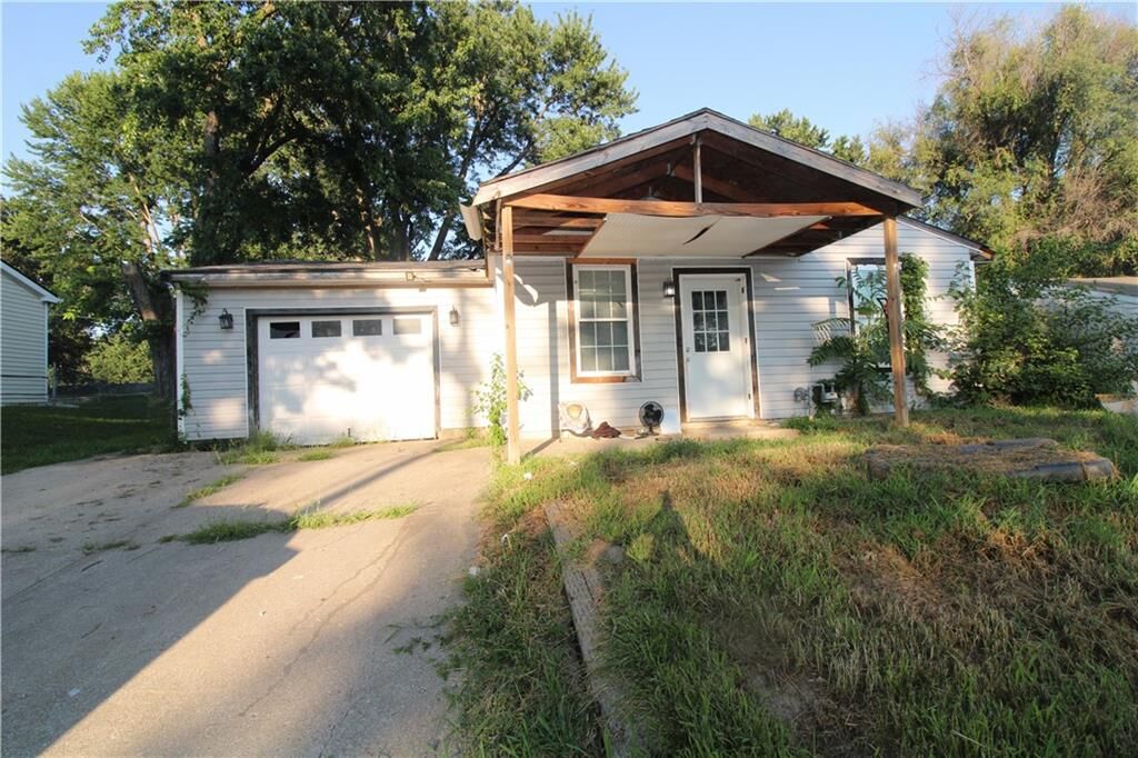 Property Photo:  3305 S Leonard Road  MO 64503 