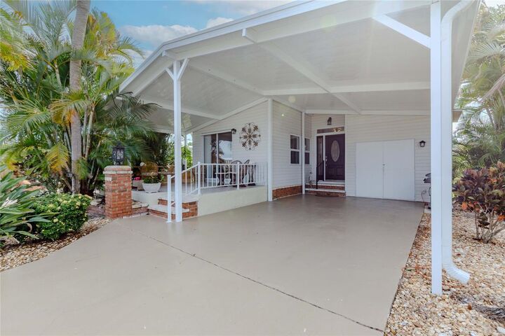Property Photo: 2100 Kings Highway 1008 FL 33980