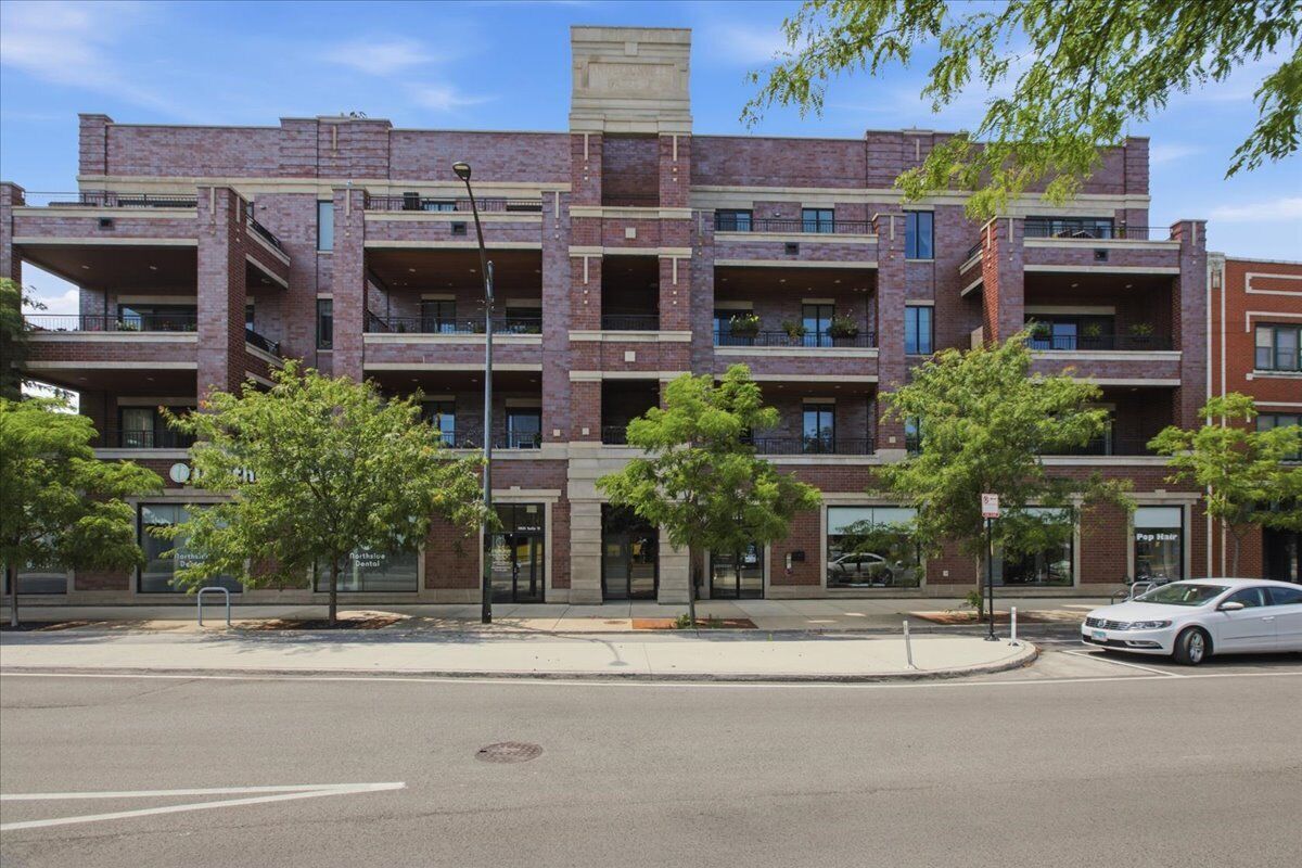 Property Photo:  5820 N Clark Street 207  IL 60660 