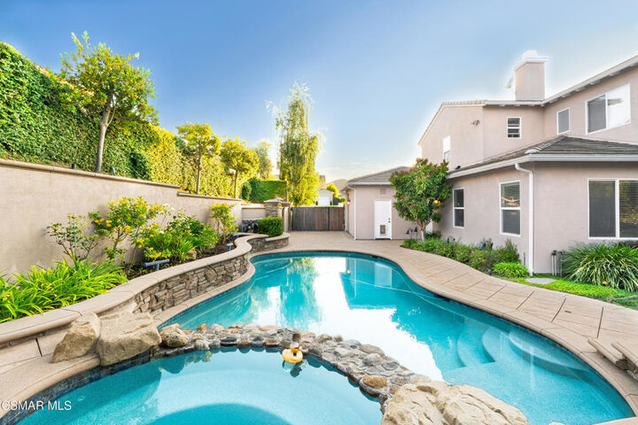 Property Photo:  484 Via Helena  CA 91320 