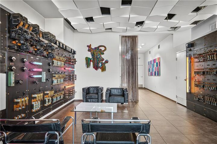 Property Photo: 334 Carondelet Street 401 LA 70130