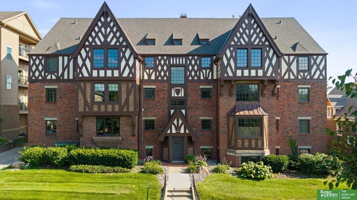 Property Photo: 4907 Davenport Street 11 NE 68132