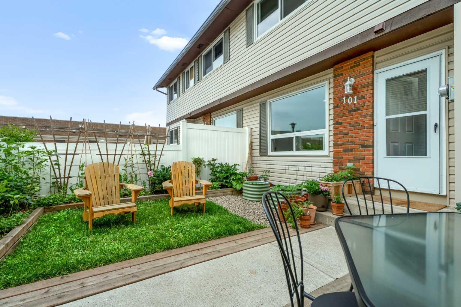 Property Photo: 740 Bracewood Drive SW 101 AB T2W 3N3