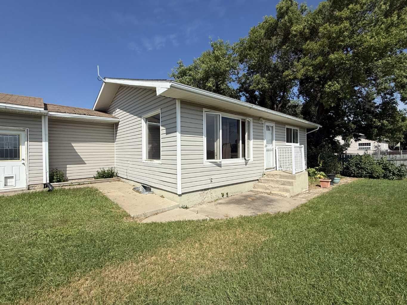 Property Photo:  324 3 Avenue E  AB T0J 1P0 