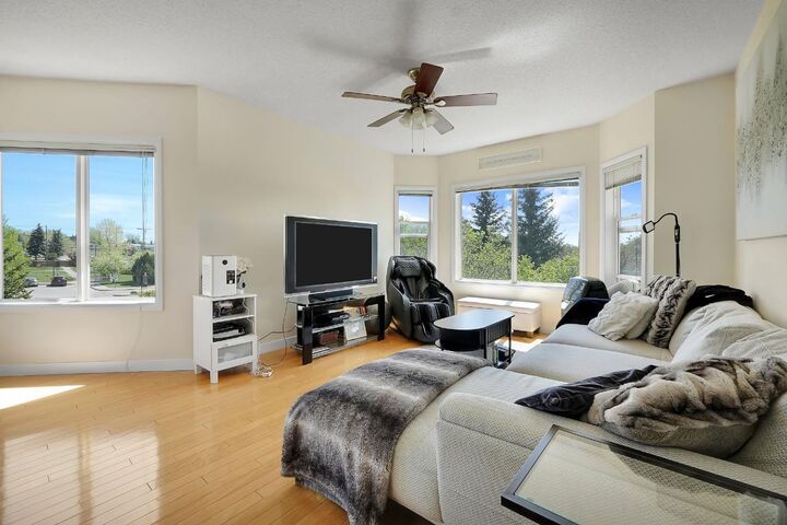 Property Photo: 1920 14 Avenue NE 227 AB T2E 8V4
