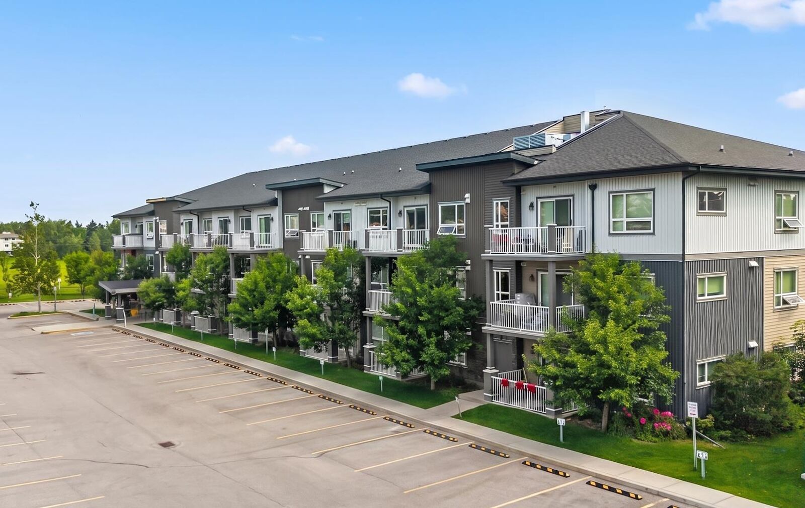 Property Photo: 5305 32 Avenue SW 4311 AB T3E 8A2