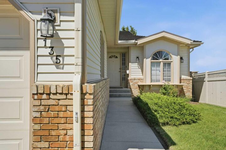 Property Photo:  135 Shawnee Rise SW  AB T2Y 2S3 
