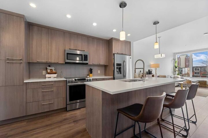 317 22 Avenue SW 307 — photo 1
