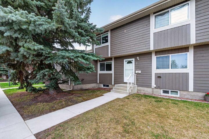 Property Photo:  14736 Deerfield Drive SE 7  AB T2J 5Y1 