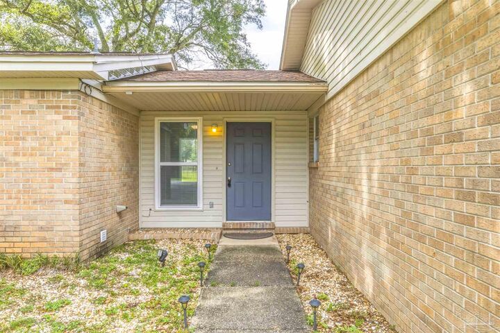 Property Photo: 4886 Andrea Ln FL 32571