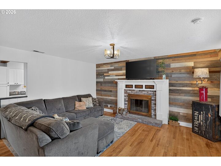 Property Photo:  1549 NE 9th St  OR 97128 