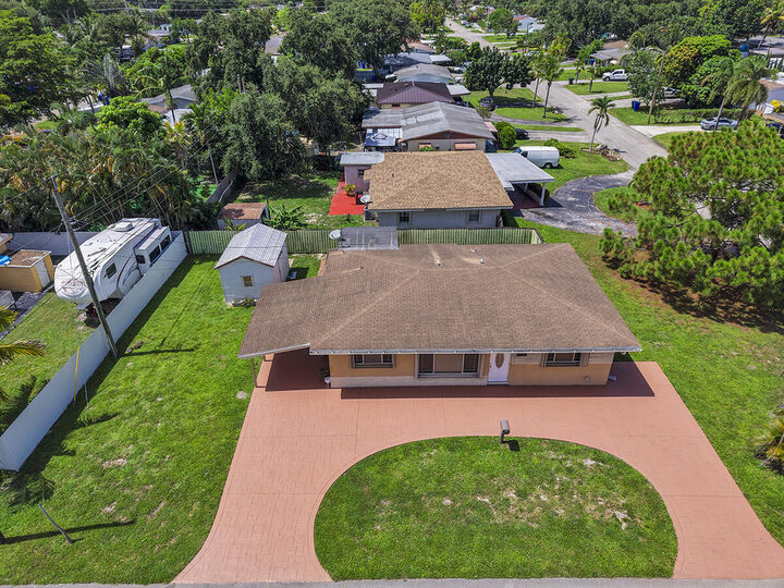 Property Photo: 2100 N 57th Avenue FL 33021