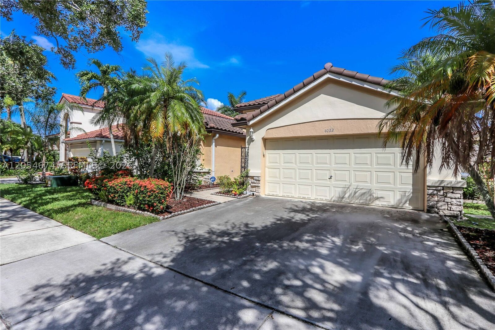 Property Photo:  4022 Pinewood Ln  FL 33331 