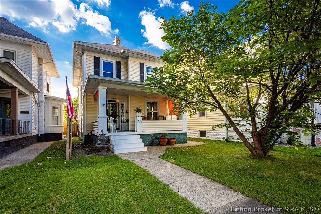 Property Photo:  1837 E Oak Street  IN 47150 