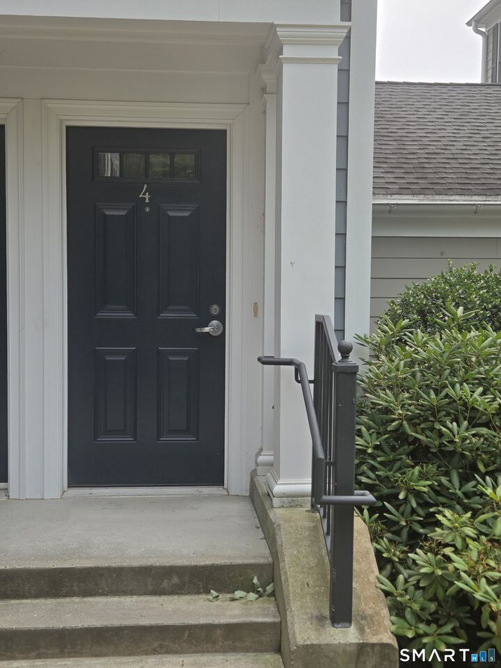 Property Photo:  4 Westwood Drive 4  CT 06902 