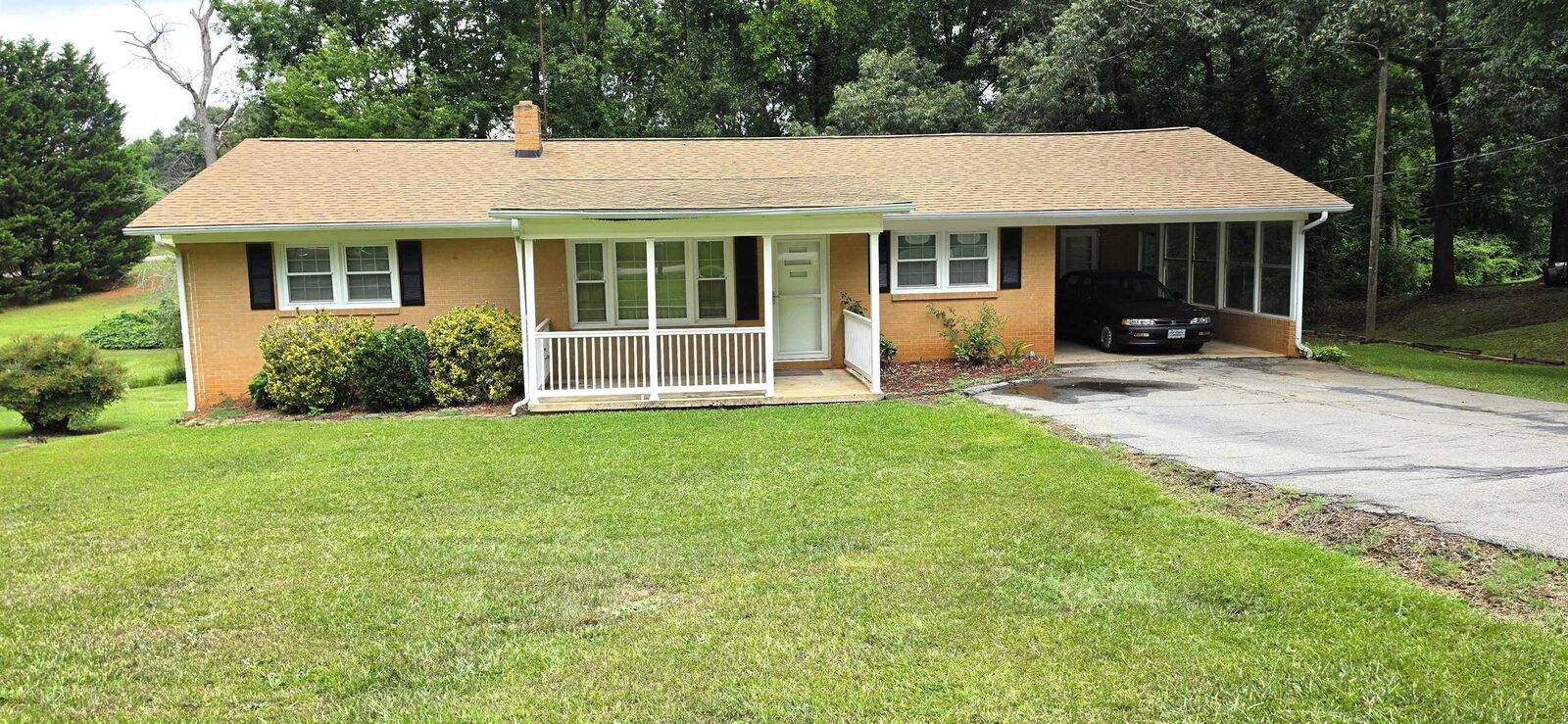 Property Photo: 180 Edgewood Drive SC 29307-4531