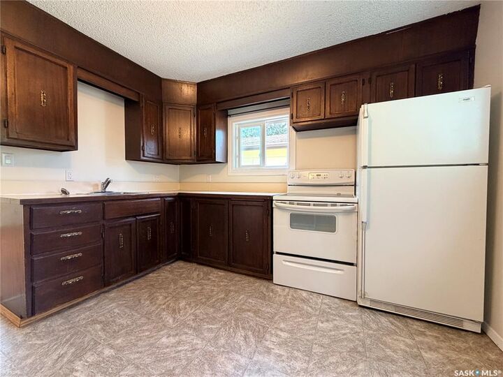 Property Photo:  926 12th Street  SK S0K 2A0 