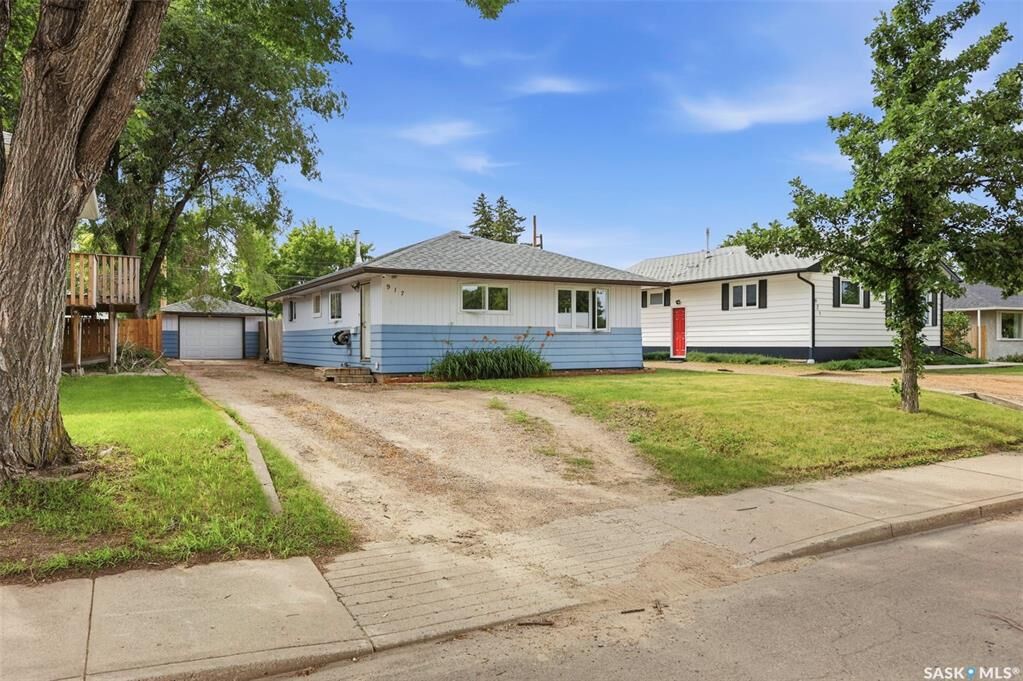 Property Photo:  917 S Avenue N  SK S7L 3A7 