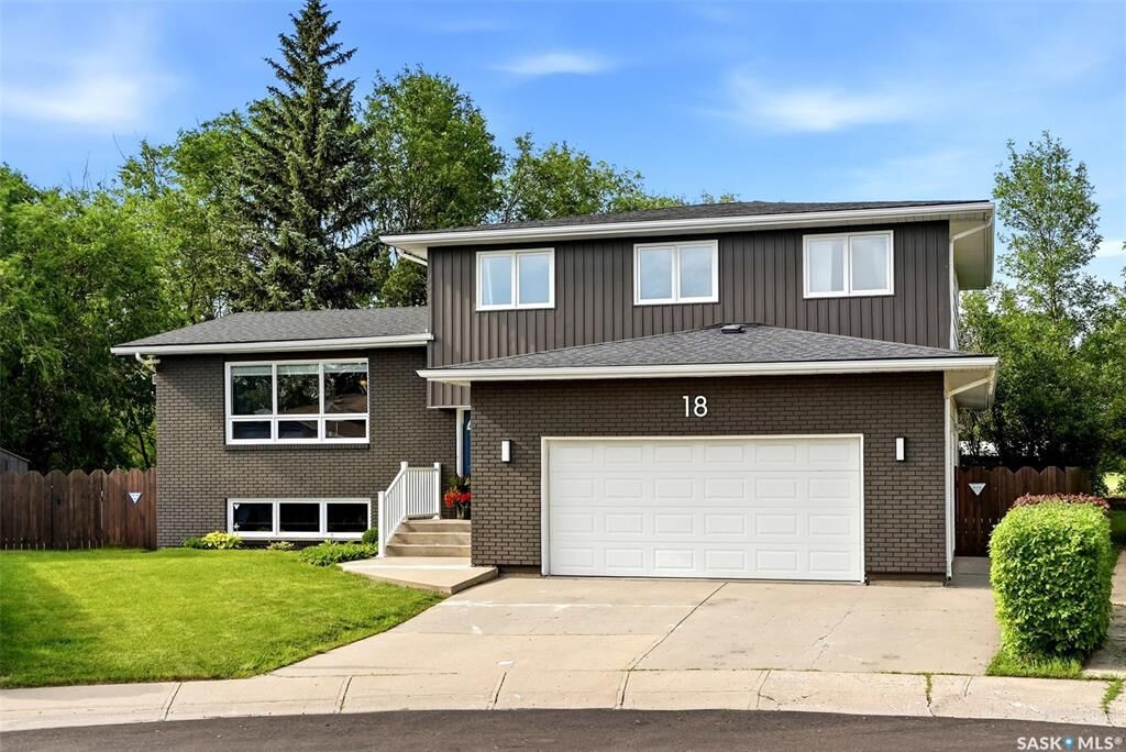 Property Photo:  18 Forman Bay  SK S4R 7Y2 