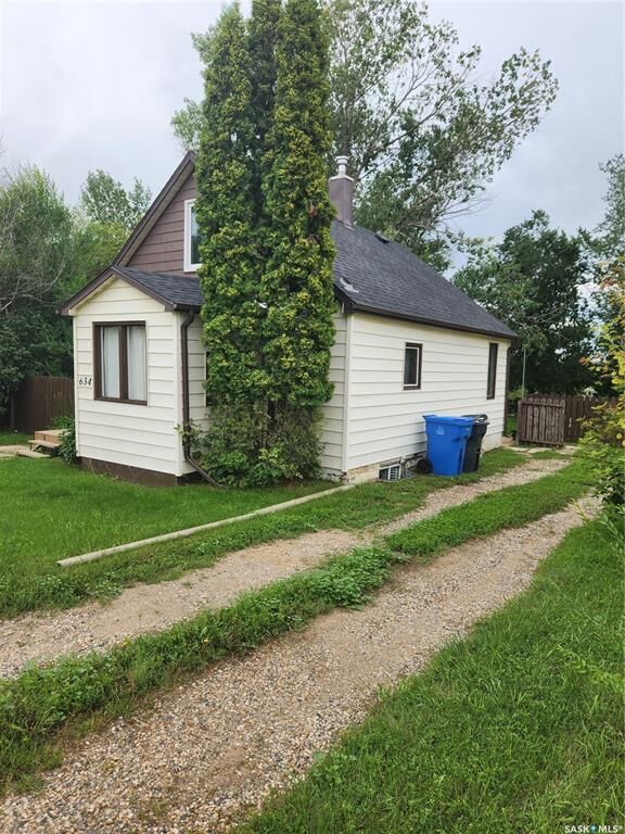Property Photo:  634 2nd Street  SK S4A 0K9 