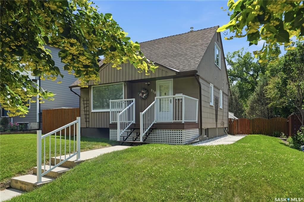 Property Photo:  818 5th Street E  SK S7H 1G9 