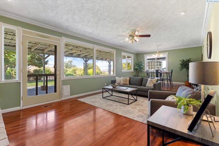 Property Photo: 2918 W Metaline Pl WA 99336