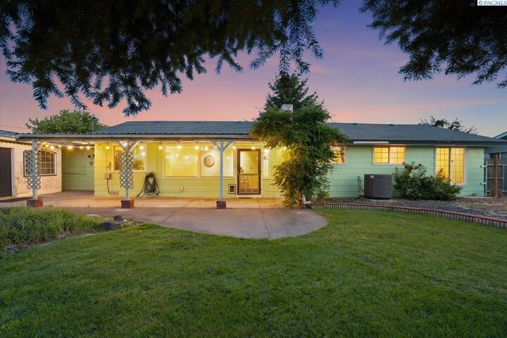 Property Photo: 2918 W Metaline Pl WA 99336