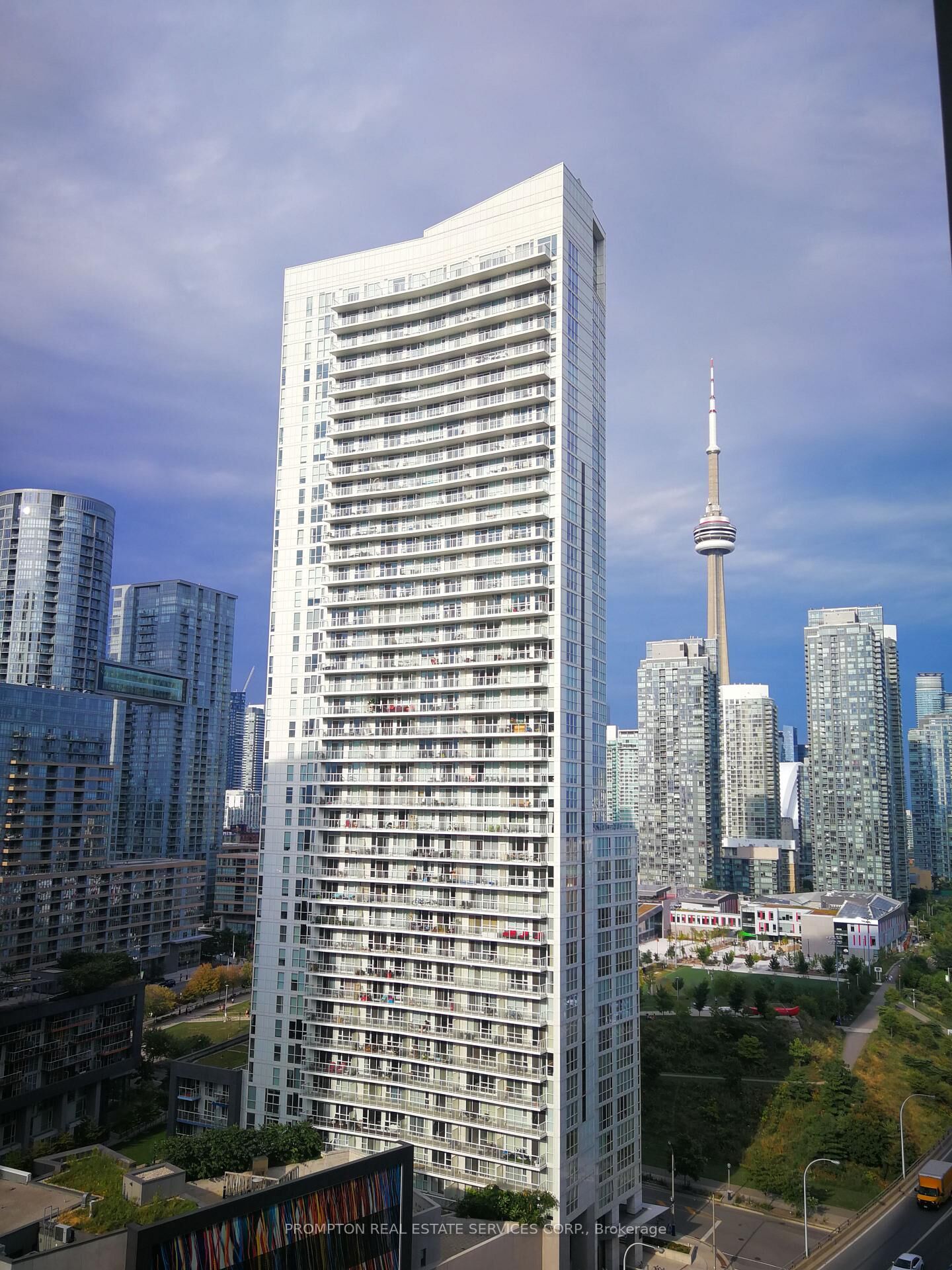 Property Photo:  17 Bathurst Street 2009  ON M6A 2E1 