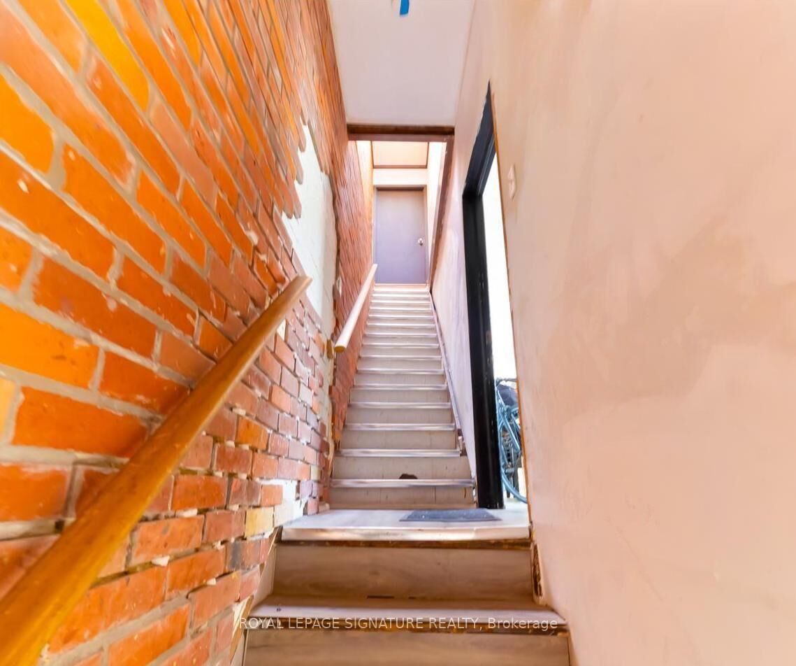 Property Photo:  2 London Street 3  ON M6G 1M9 
