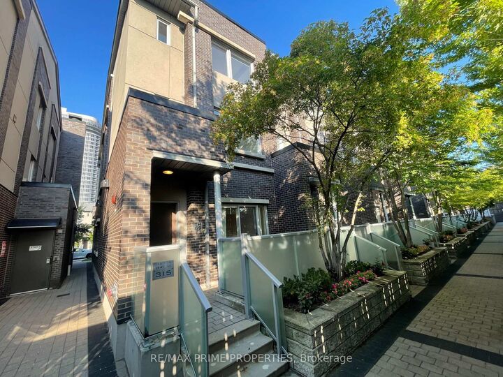 315 Village Green Square Th69 — photo 1