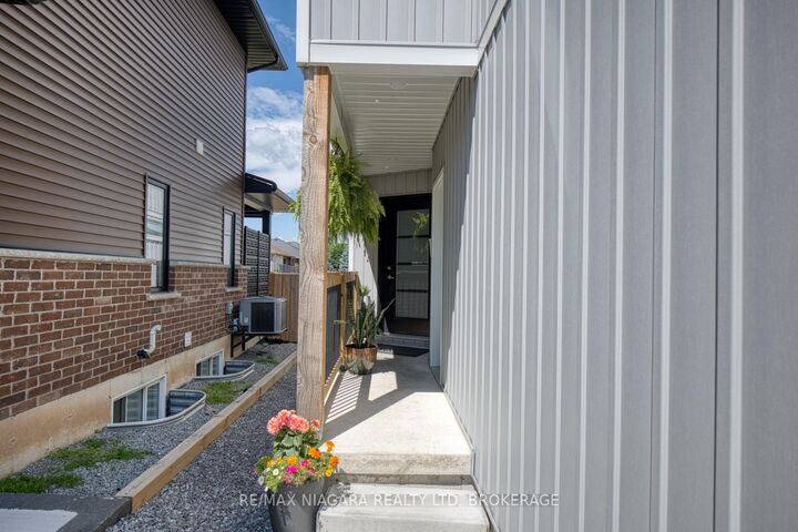 Property Photo: 641 Clare Avenue ON L3C 3B9