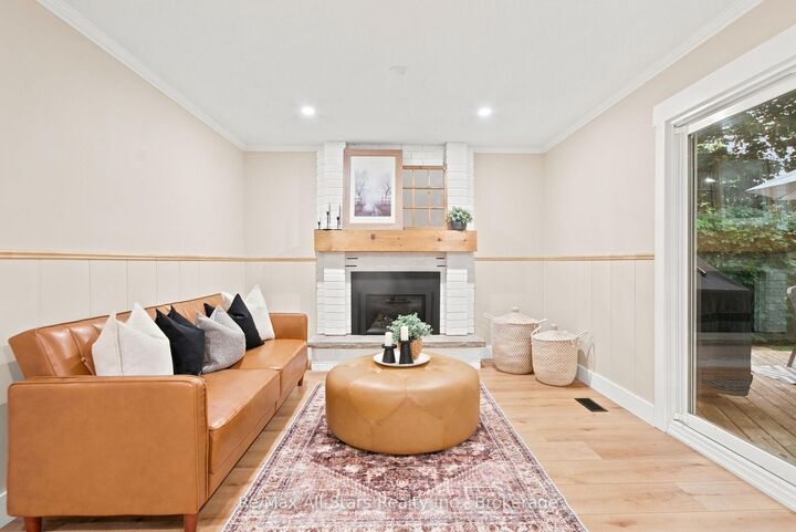 Property Photo: 29 Applewood Crescent ON L9L 1G7