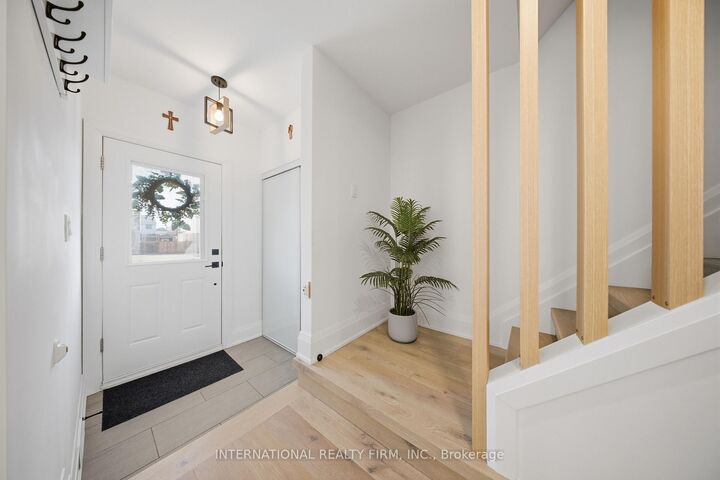 Property Photo:  28 Debby Crescent  ON N3R 7A4 