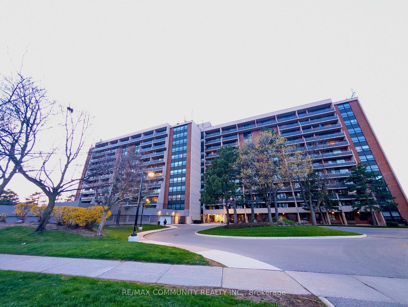 Property Photo:  2929 Aquitaine Avenue 705  ON L5N 2C7 