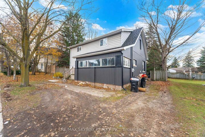 102 Queen Street S — photo 1