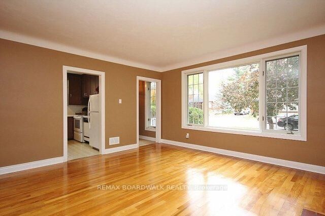 Property Photo: 209 Knox Crescent ON K1G 0K6