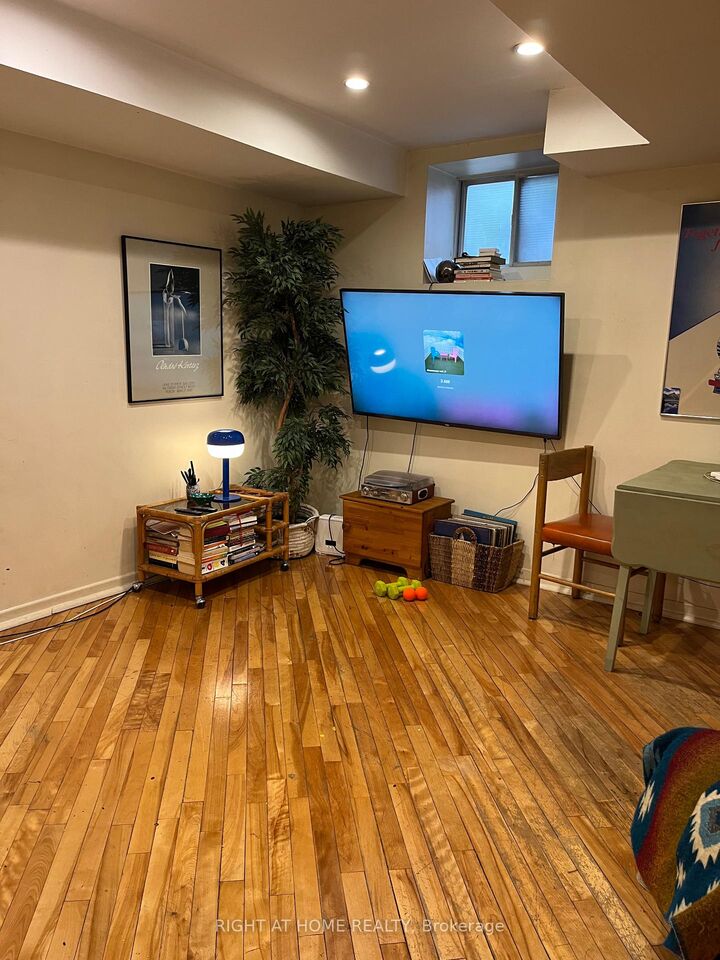 Photo de la propriété: 157 Medland Street ON M6P 2N4
