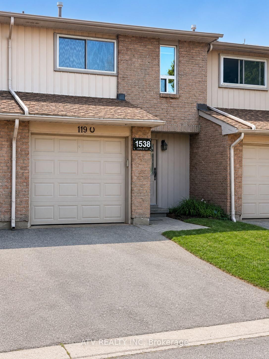 Property Photo: 1538 Lancaster Drive 119 ON L6H 2Z3